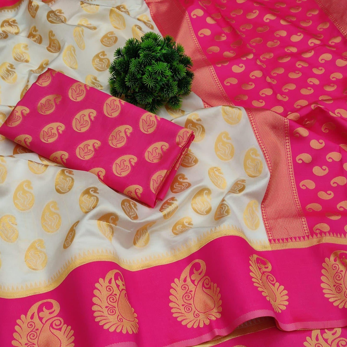 Silk Saree with keri Floral Jangla in the Shades of Pink