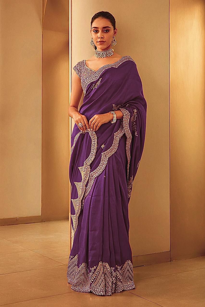 Outstanding Soft Silk Saree with Invaluable Blouse Piece