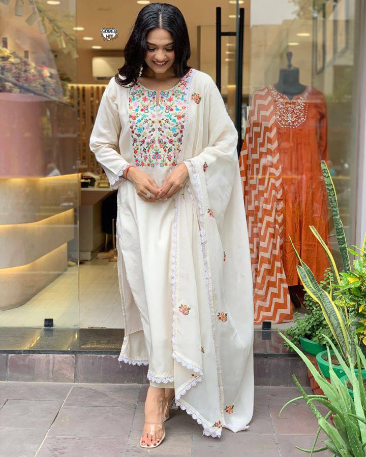 Heavy Suit Set which is beautifully decorated