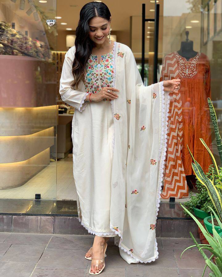 Heavy Suit Set which is beautifully decorated