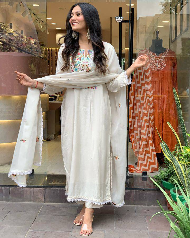 Heavy Suit Set which is beautifully decorated