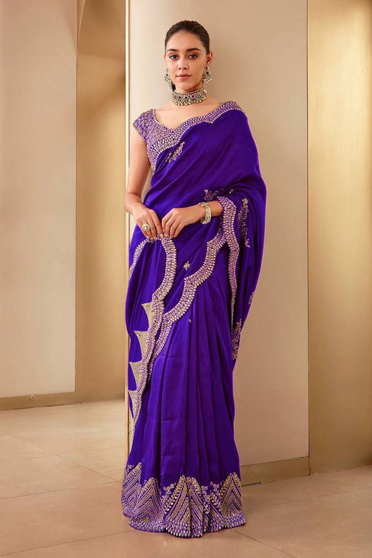 Outstanding Soft Silk Saree with Invaluable Blouse Piece
